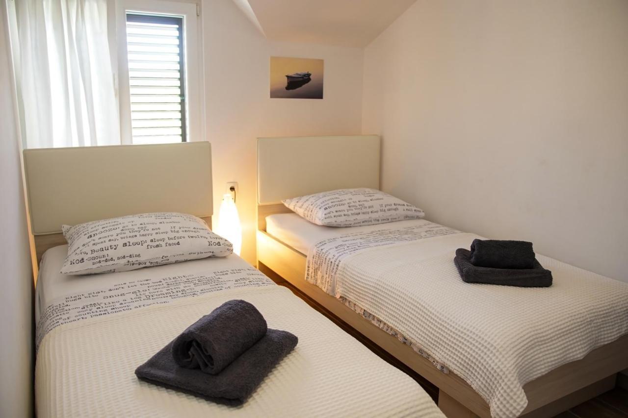 Kaprije Apartmani Tina I Ena 外观 照片